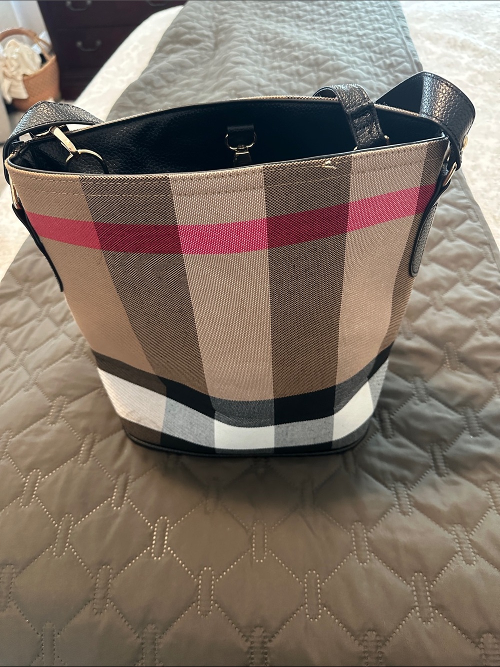 Source Unknown Beige Plaid Shoulder Bucket Bag with Pink Stripe